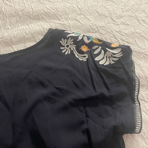 Mislook black and floral embroidered short sleeve shirt top,‎ size large - Picture 8 of 10